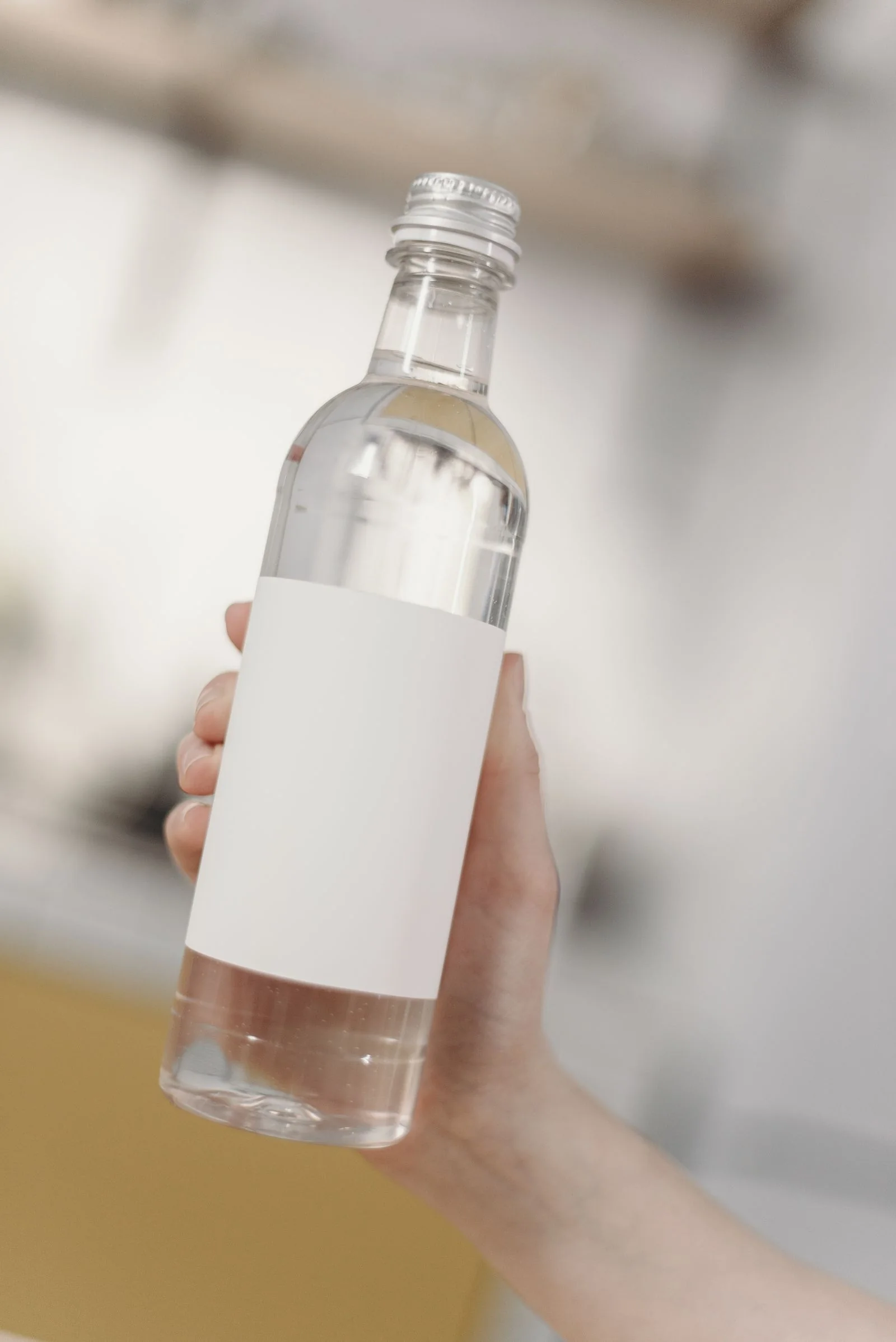 Chai trong suốt có nhãn trống để tham khảo vị trí dán — ảnh Pexels.