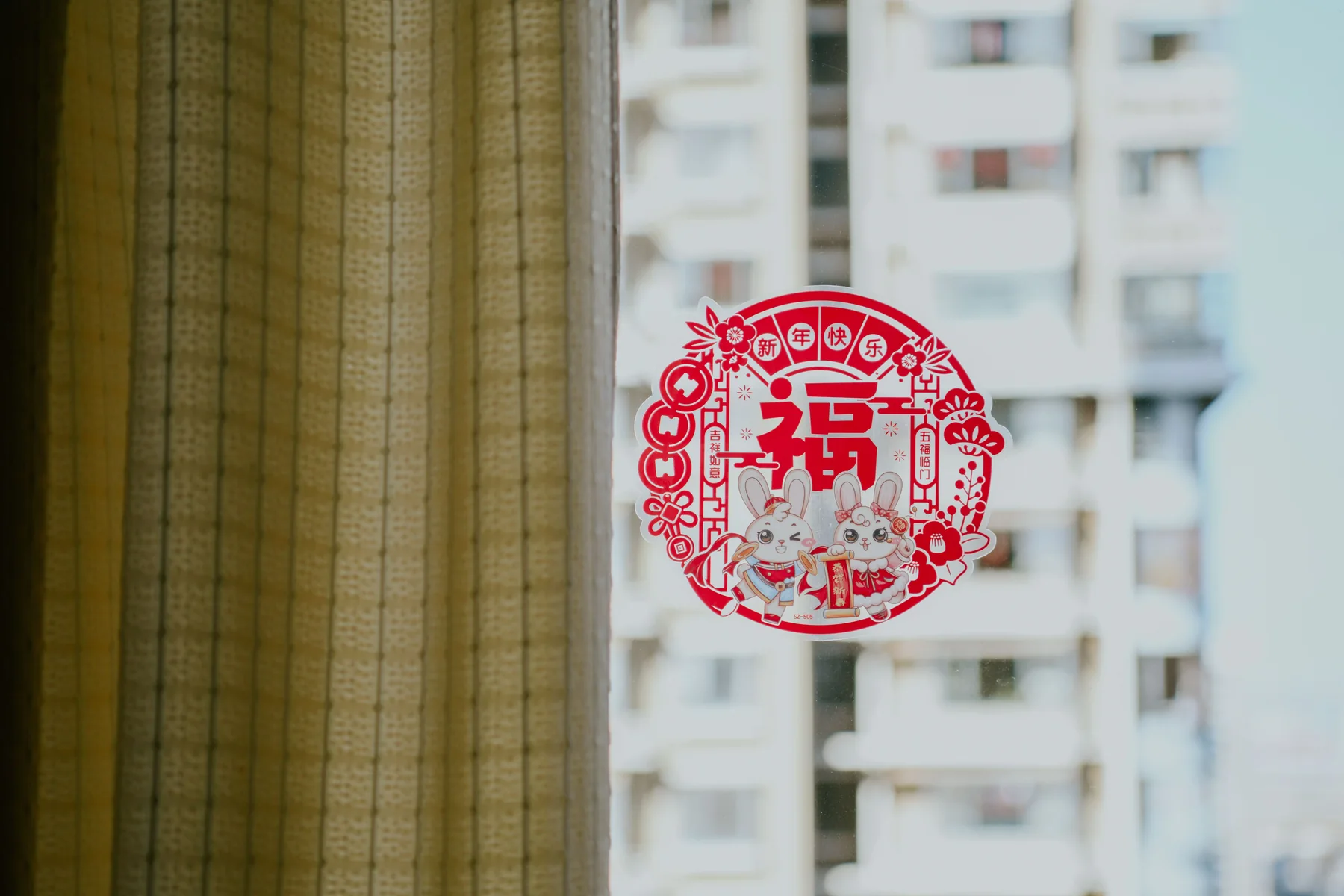 Sticker đỏ trang trí trên cửa kính, ảnh tham khảo Pexels.