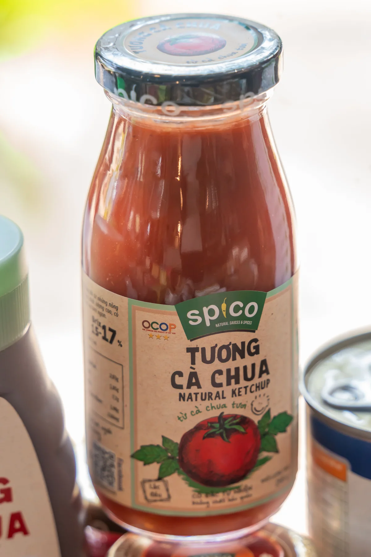 Chai gia vị có nhãn sản phẩm, ảnh tham khảo Pexels.