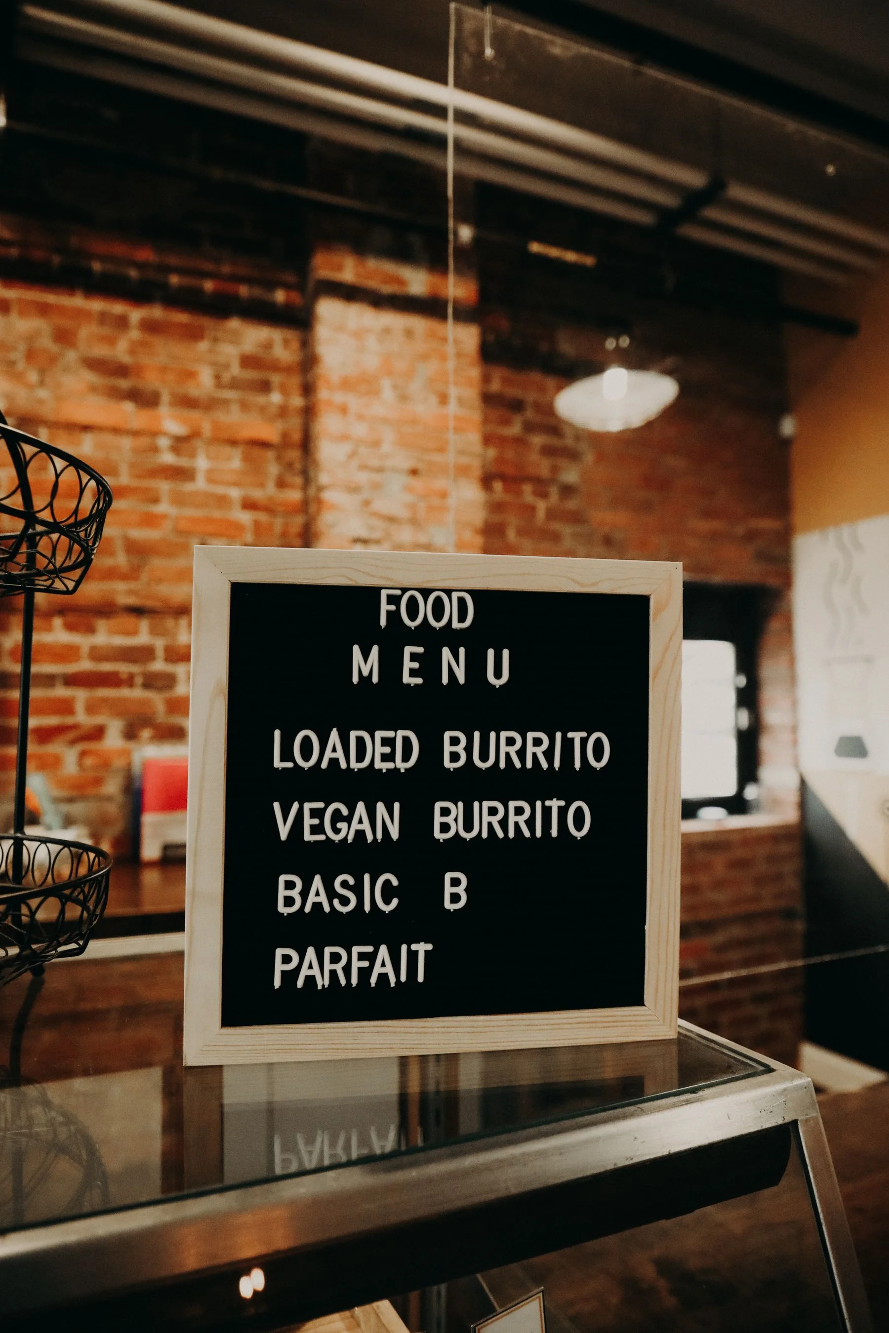 Bảng menu đặt tại quầy cà phê — ảnh Pexels.