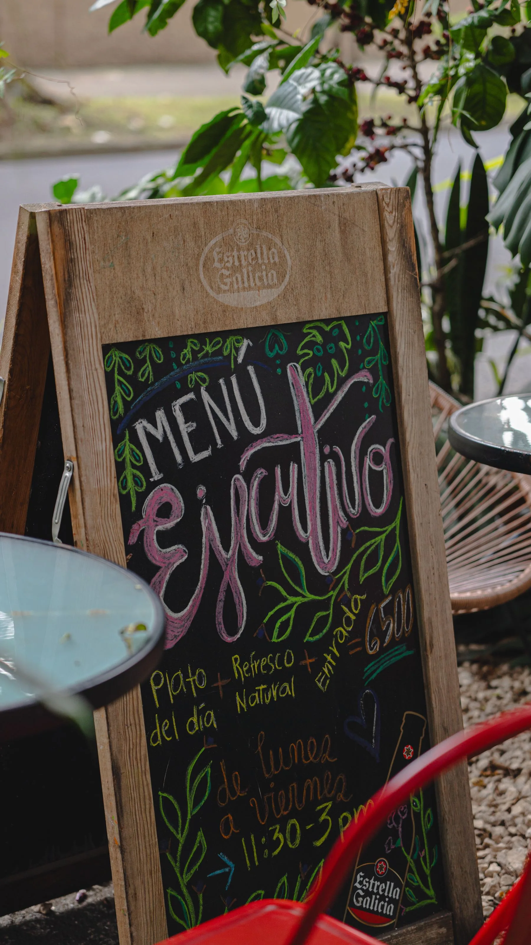 Bảng menu phấn trước quán cà phê — ảnh Pexels.