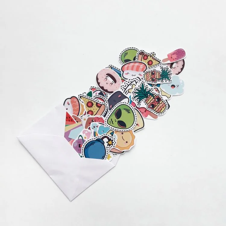 Nhiều sticker bế hình thật trên bàn, ảnh tham khảo Pexels.
