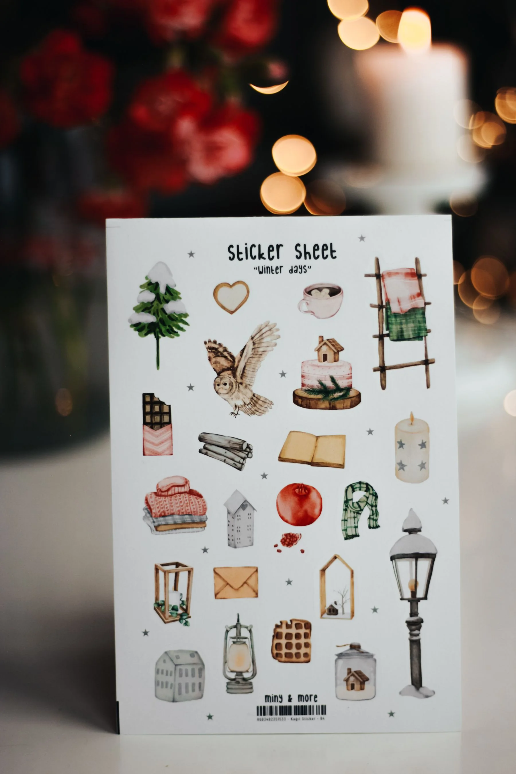 Tờ giấy có bộ sticker vật lý — ảnh chụp Pexels.
