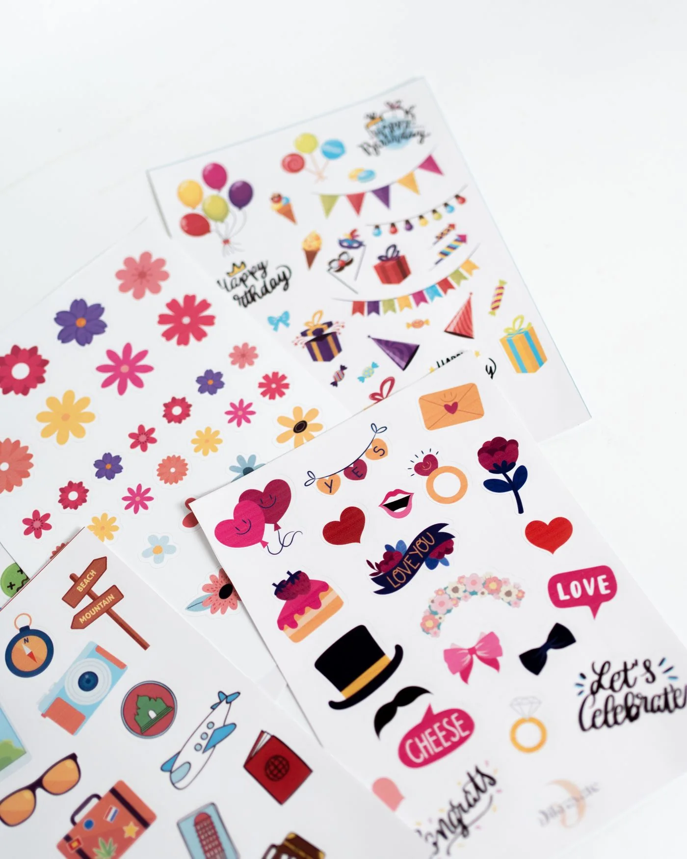 Tờ sticker nhiều hình được chụp cận cảnh, ảnh tham khảo Pexels.